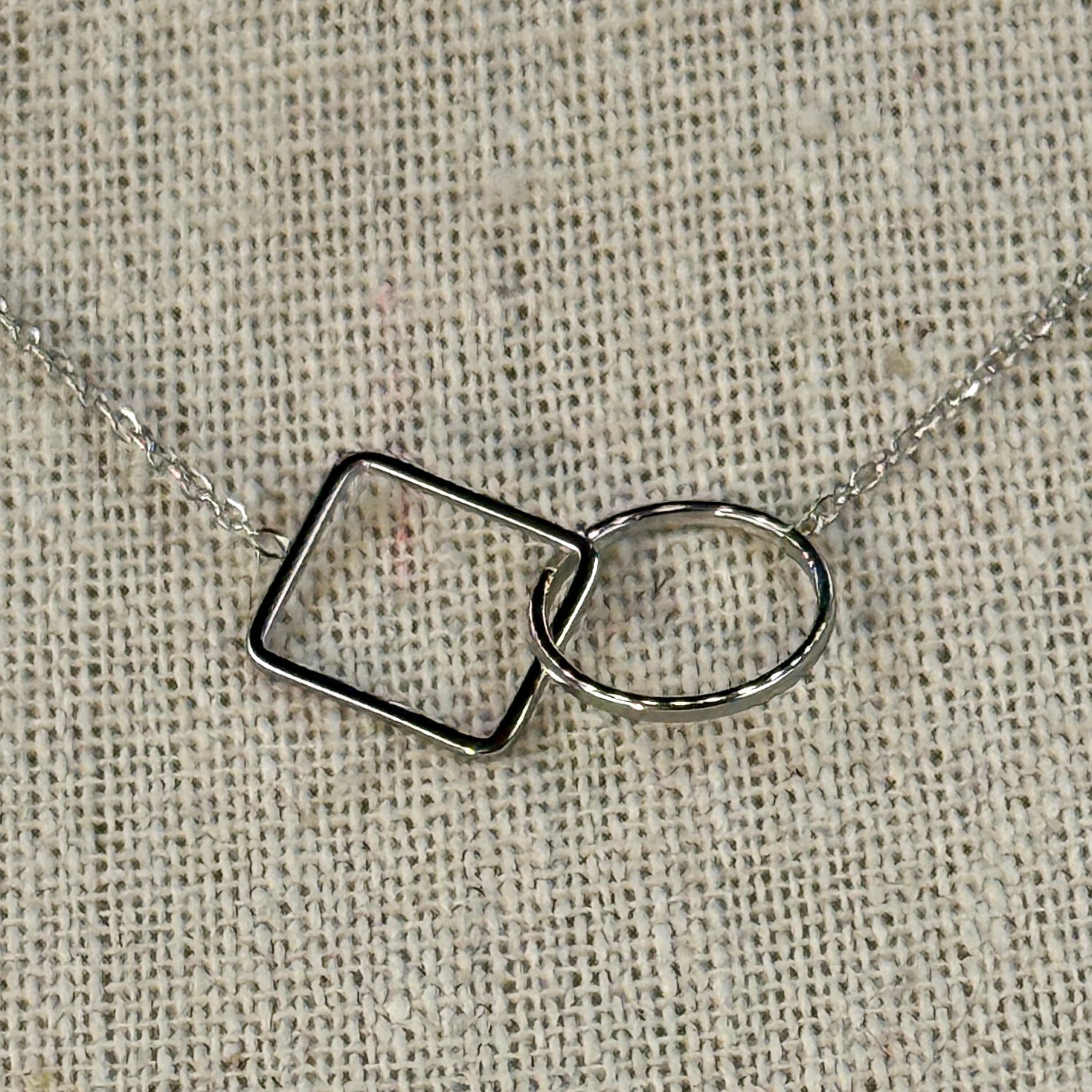 Silberne Edelstahlkette – Geometrischer Anhänger (Quadrat & Kreis) – Verstellbare, feine Kette