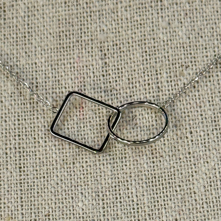 Silberne Edelstahlkette – Geometrischer Anhänger (Quadrat & Kreis) – Verstellbare, feine Kette
