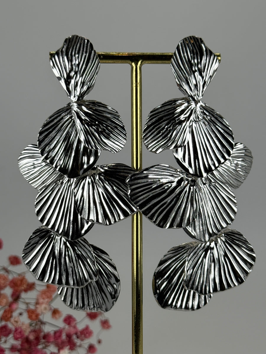 Ohrringe Blütenblätter aus Edelstahl, silberfarben – mehrlagiges, texturiertes Blumen-Design