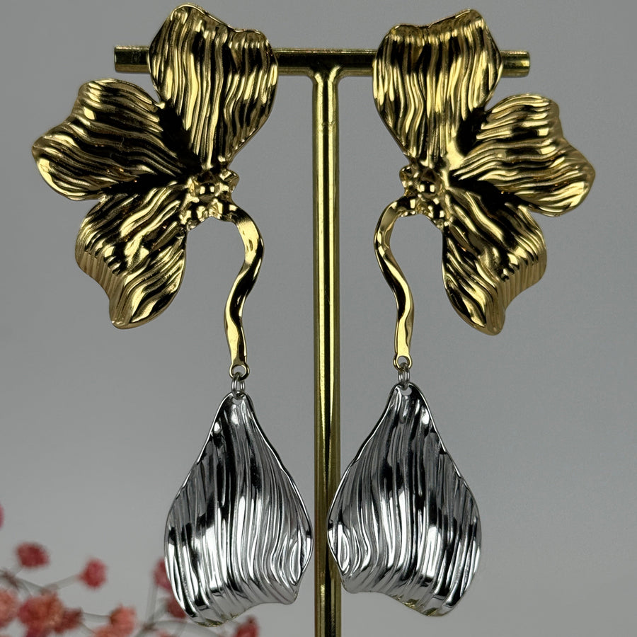 Edelstahl-Blumenohrringe – Goldenes Blumendesign mit silbernen Troddeln