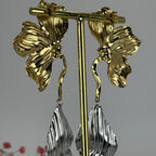 Edelstahl-Blumenohrringe – Goldenes Blumendesign mit silbernen Troddeln