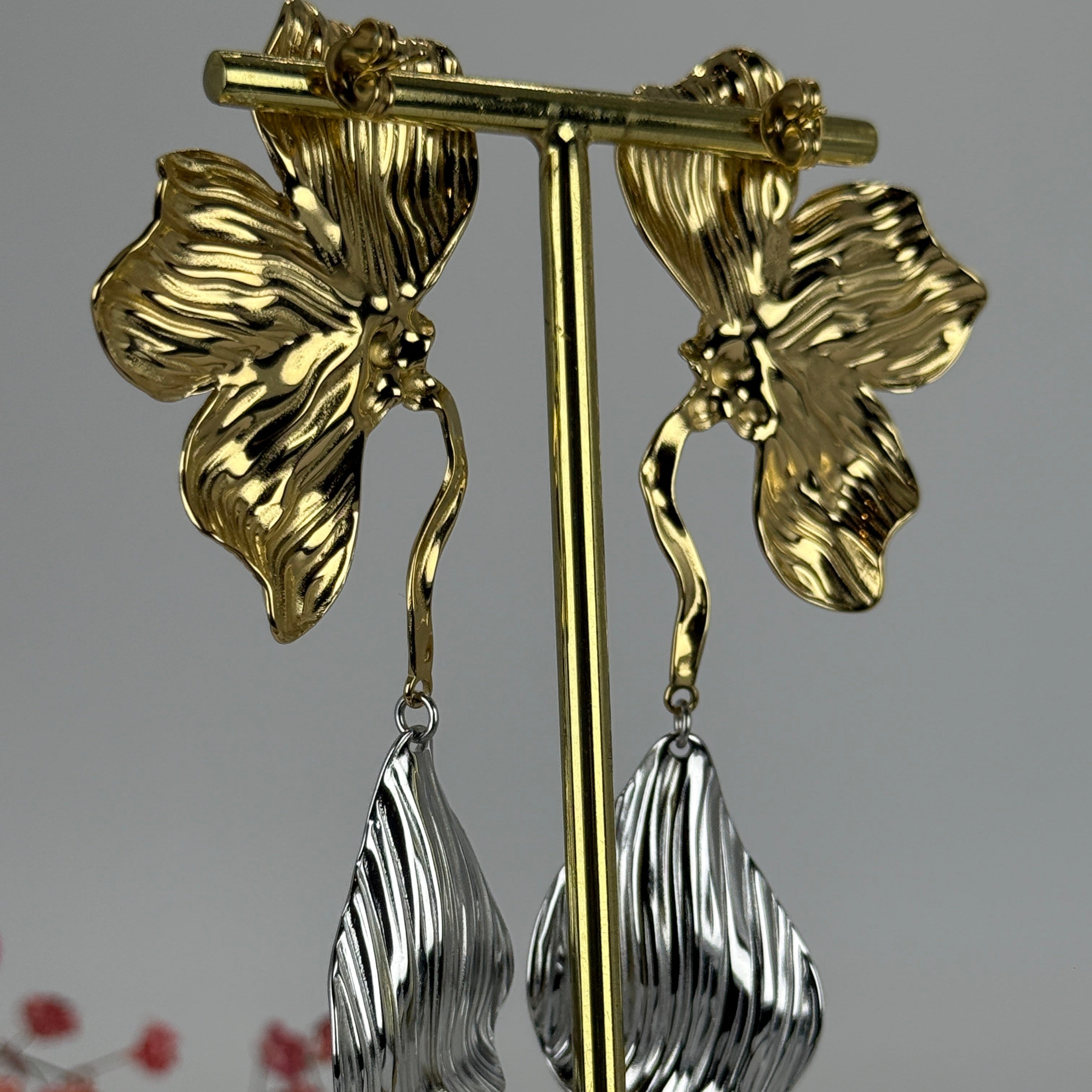 Edelstahl-Blumenohrringe – Goldenes Blumendesign mit silbernen Troddeln