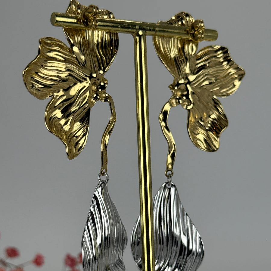 Edelstahl-Blumenohrringe – Goldenes Blumendesign mit silbernen Troddeln