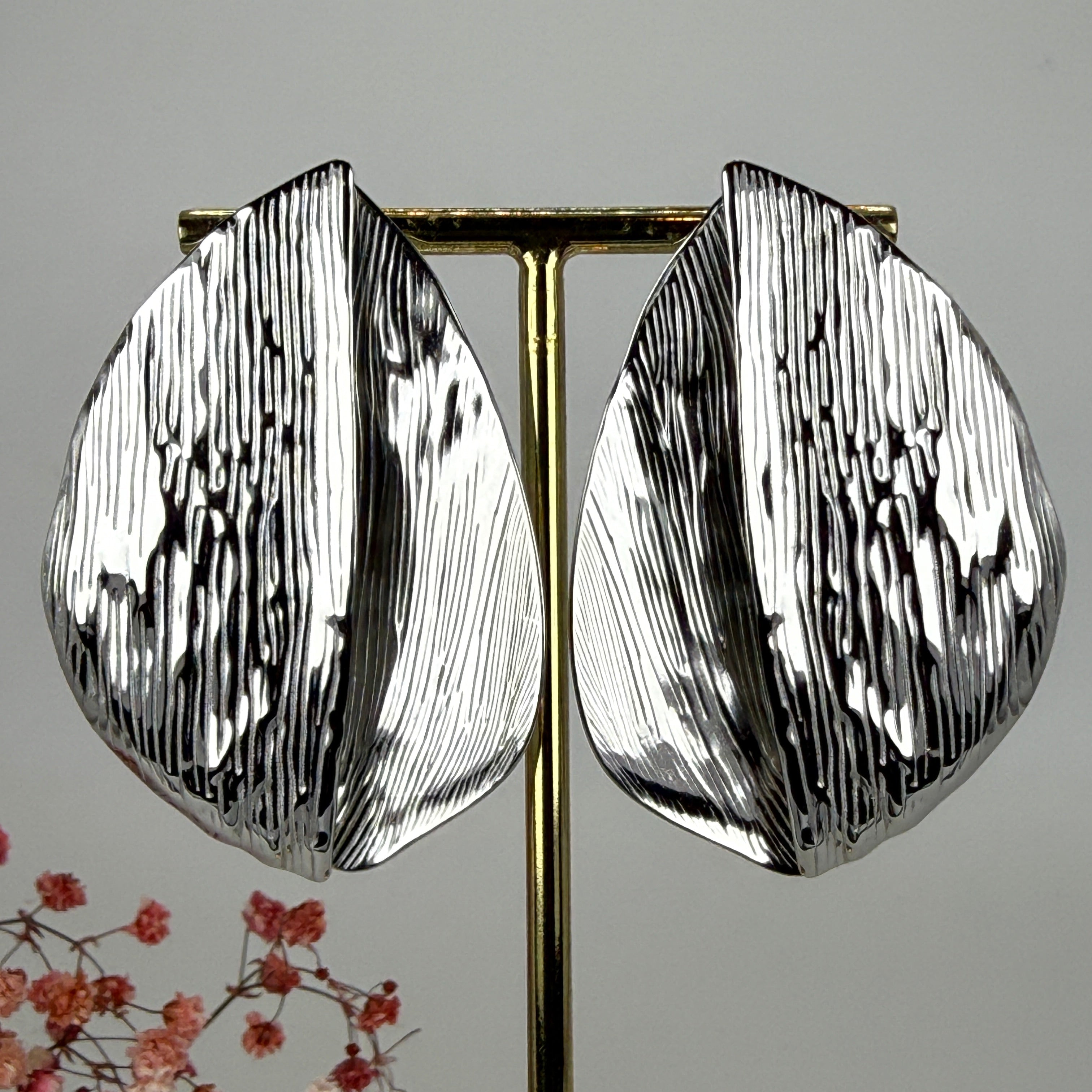 Ohrringe aus Edelstahl, gold- oder silberfarben – Modernes Design mit texturiertem Blatt