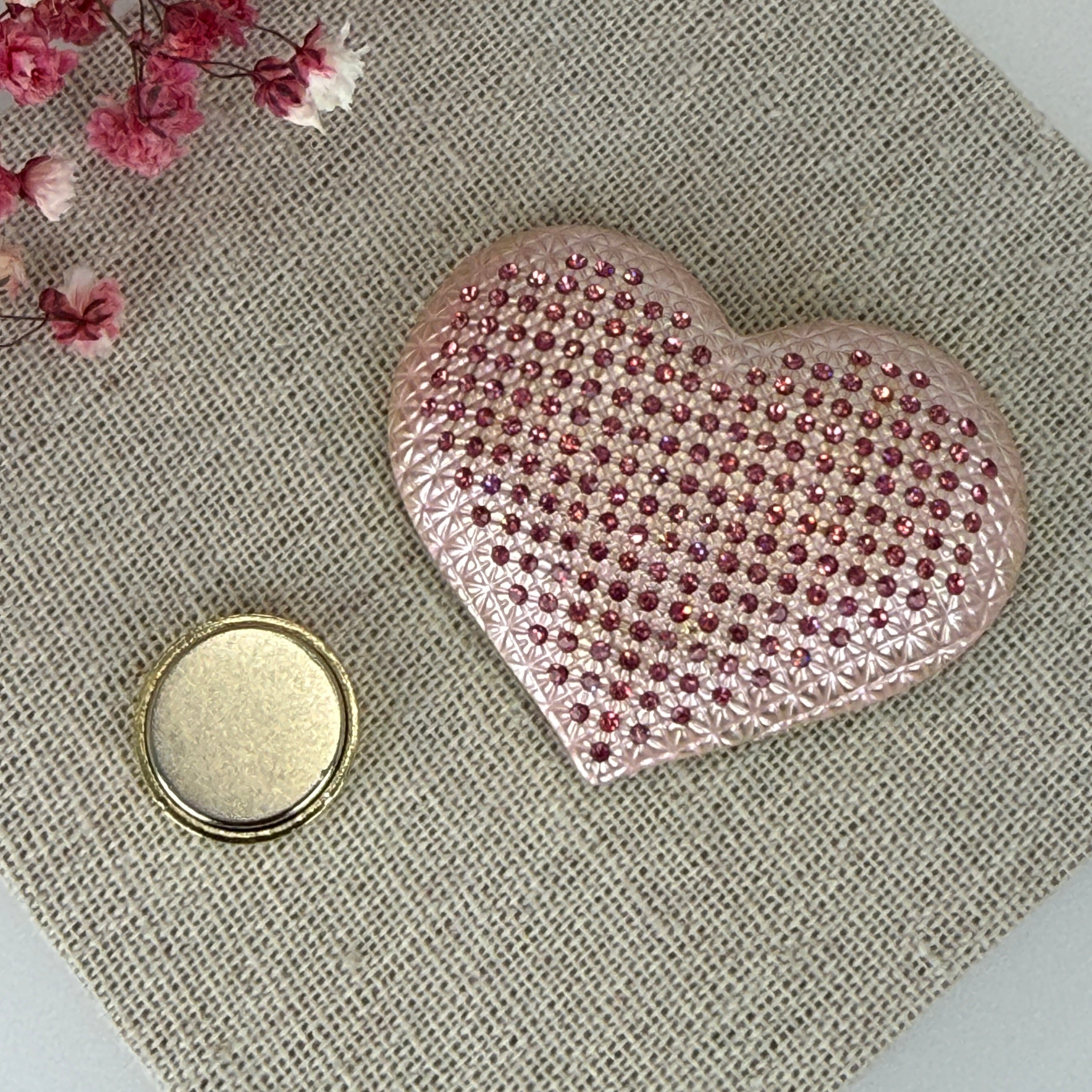 Broche aimantée en acier inoxydable – Cœur décoratif dispo dorée, argenté ou rose