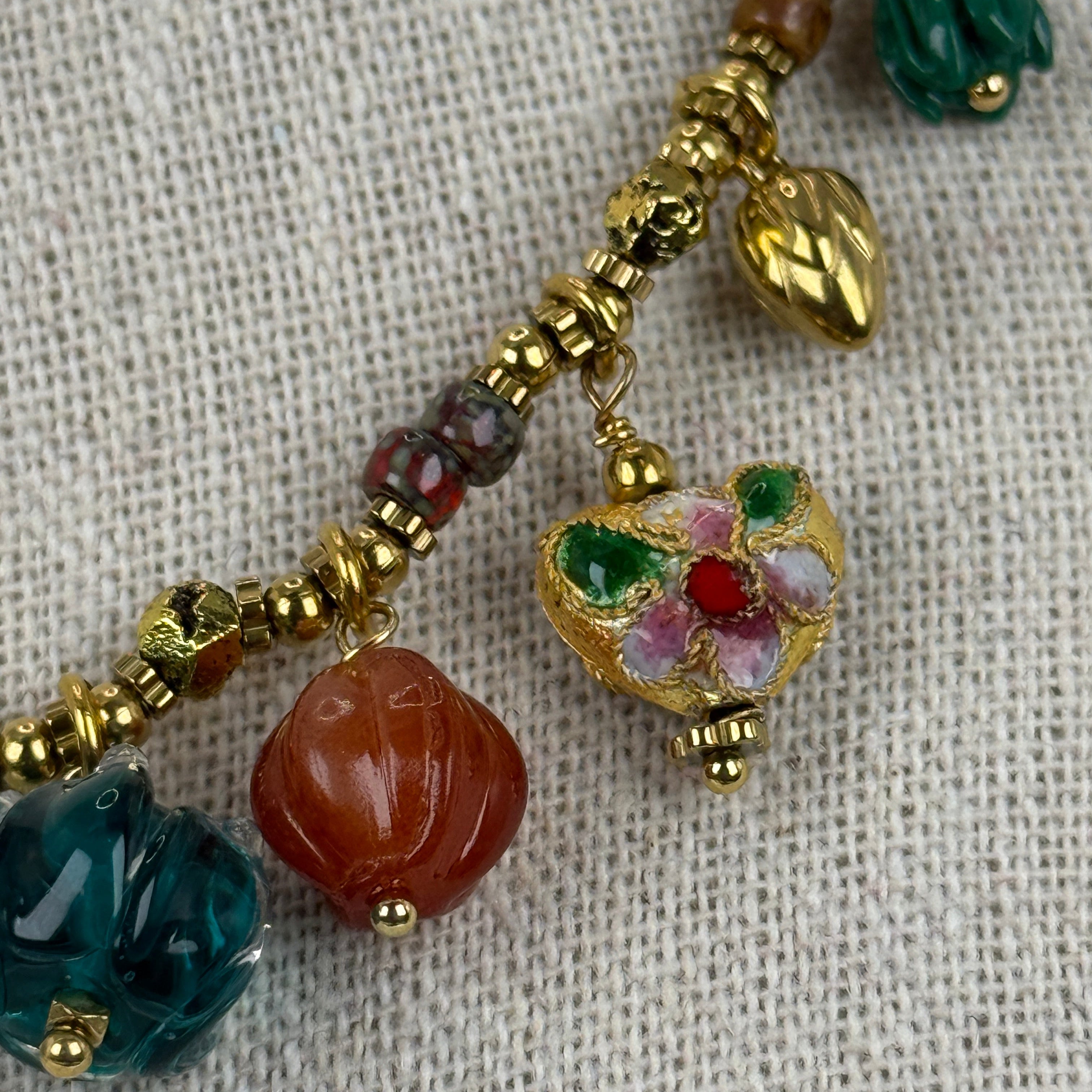 Gouden roestvrijstalen halsketting met kleurrijke bedels – Meerkleurige kralen & hangers