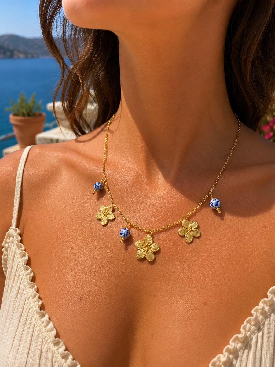 Collier charms fleurs et perles bleues en acier inoxydable doré – esprit méditerranéen chic