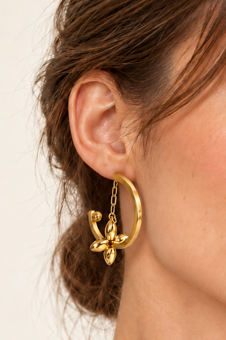 Boucles d’oreilles créoles ouvertes dorées avec fleur en acier inoxydable – 3 cm