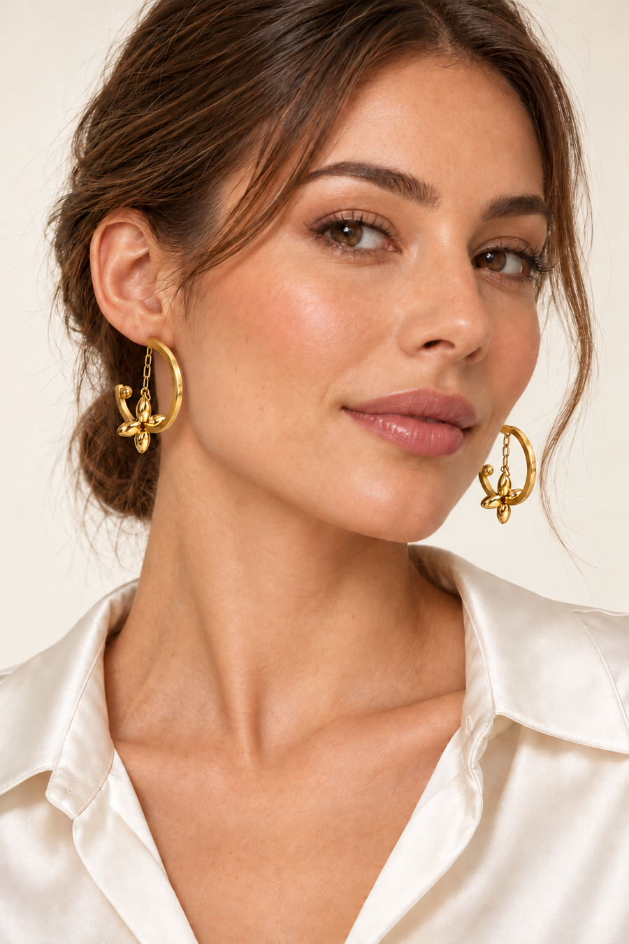 Boucles d’oreilles créoles ouvertes dorées avec fleur en acier inoxydable – 3 cm