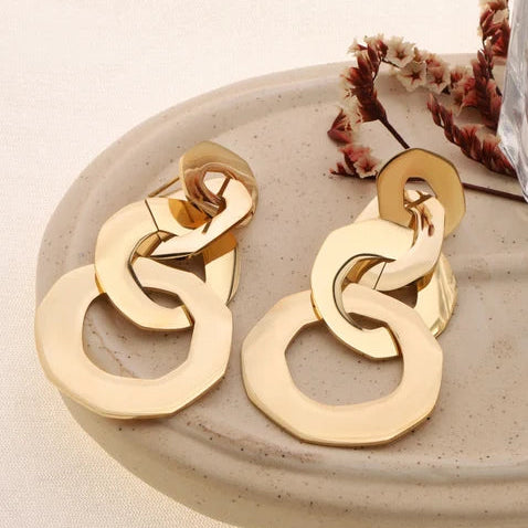 Boucles d’oreilles pendantes à anneaux entrelacés dorés – 6 cm