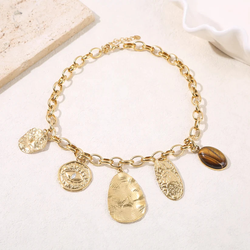 Collier doré à breloques et cabochon brun – 42 cm + 5 cm