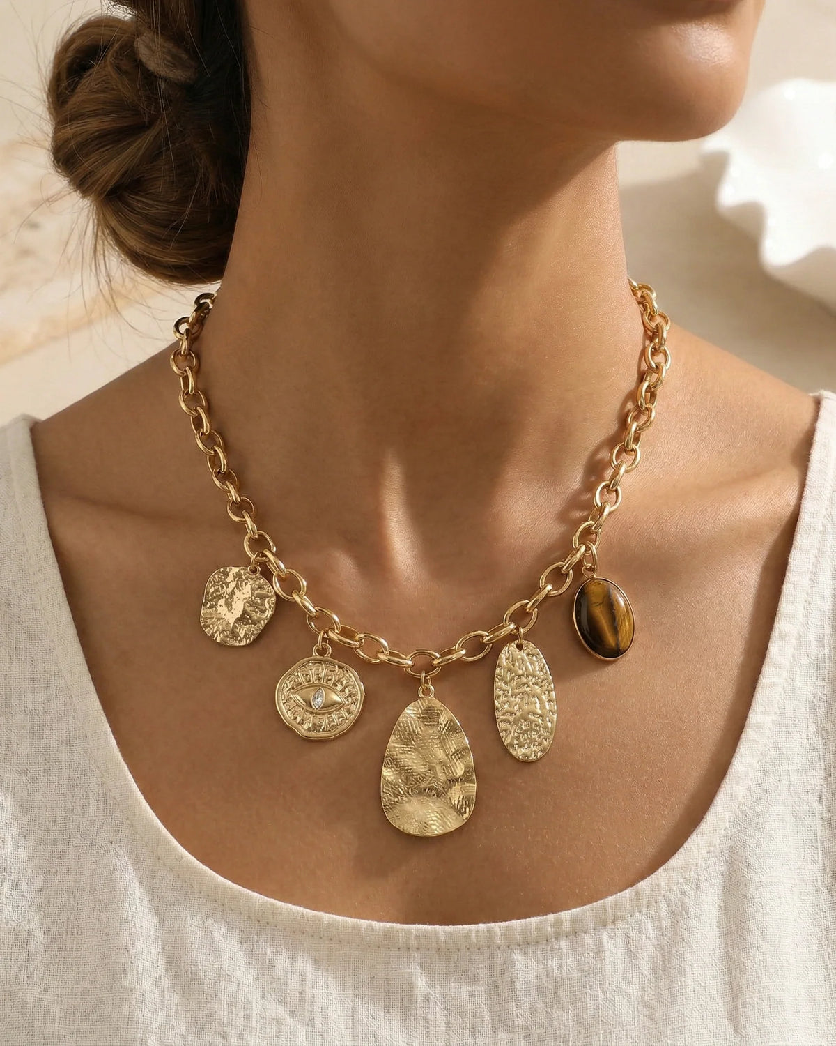 Collier doré à breloques et cabochon brun – 42 cm + 5 cm