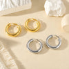 Gewellte Ohrringe aus goldfarbenem Edelstahl – Skulpturales Design und moderner Glanz.