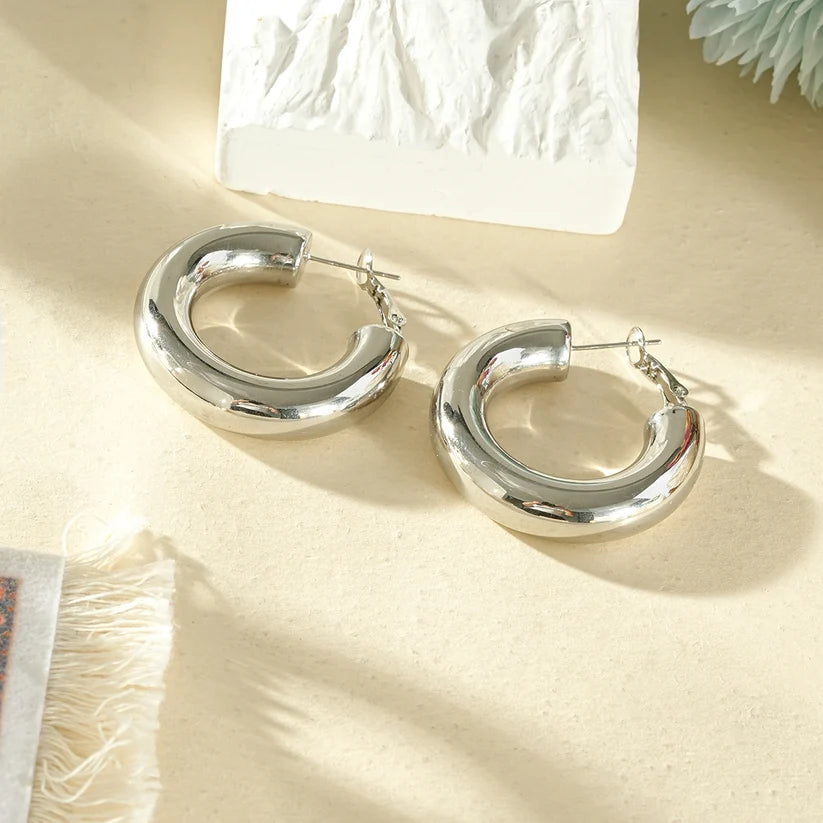 Gewellte Ohrringe aus goldfarbenem Edelstahl – Skulpturales Design und moderner Glanz.