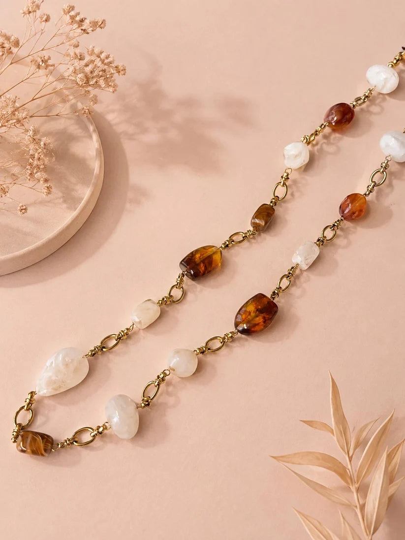 Collier Sautoir à perles ambre et écru marbré – 83 cm + 5 cm
