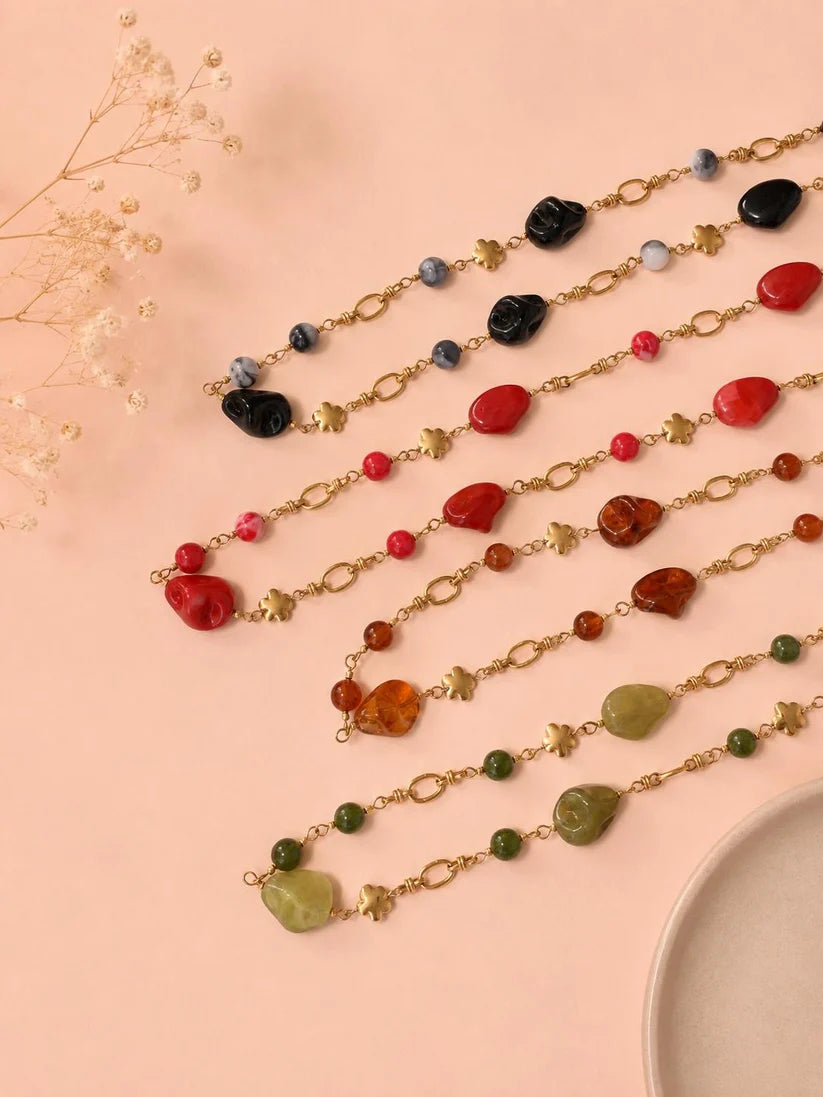 Collier à perles colorées et détails dorés – 51 cm + 5 cm
