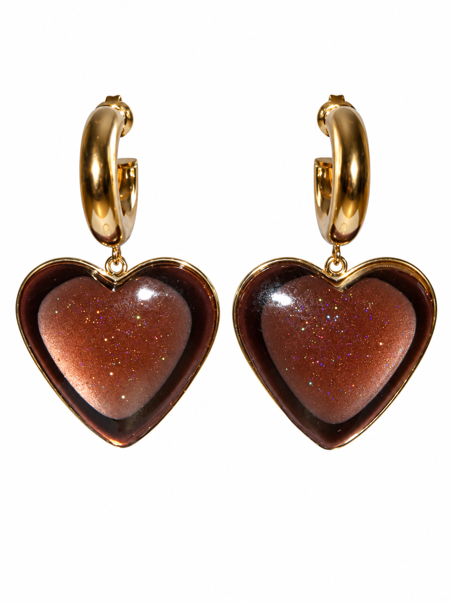 Weiße Herzohrringe aus goldfarbenem Edelstahl