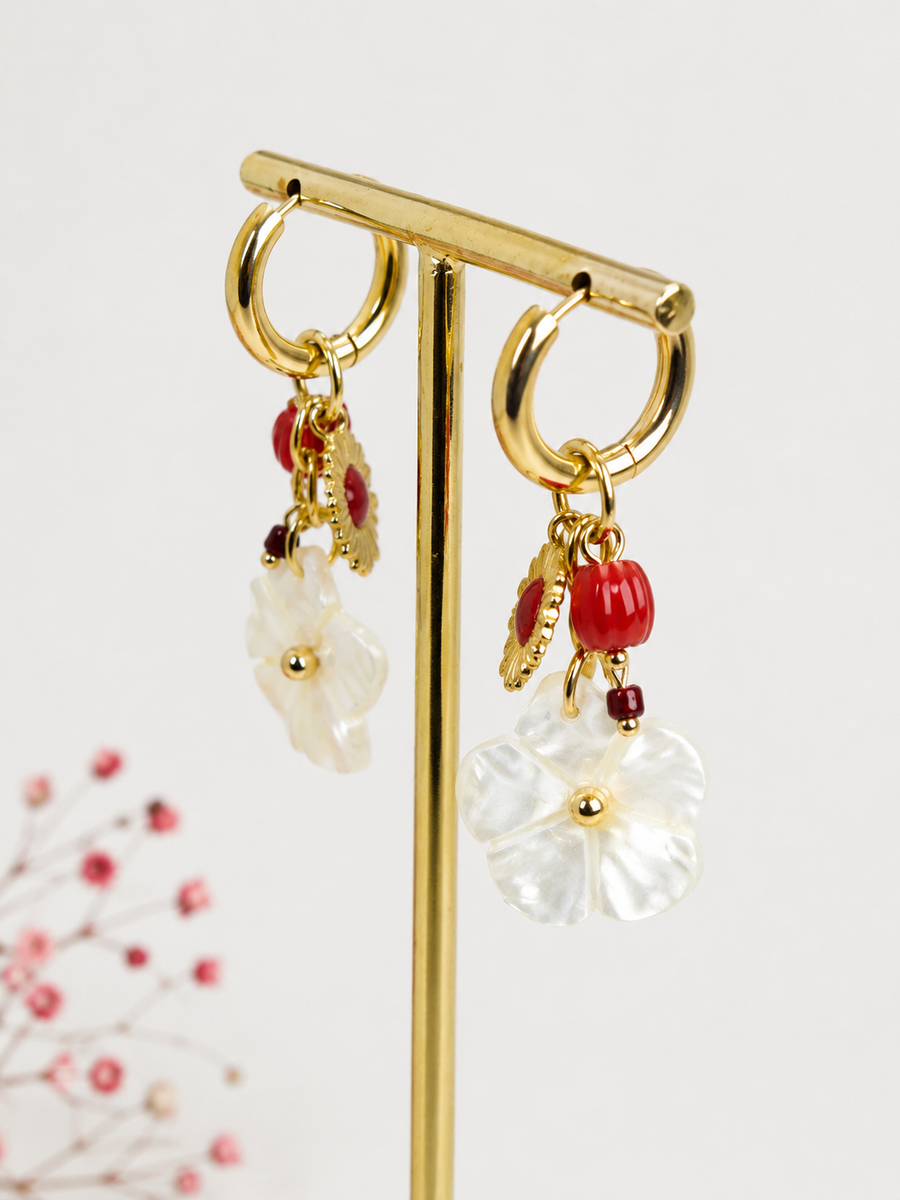 Boucles d'oreilles fleurs nacrées et breloques – acier inoxydable doré