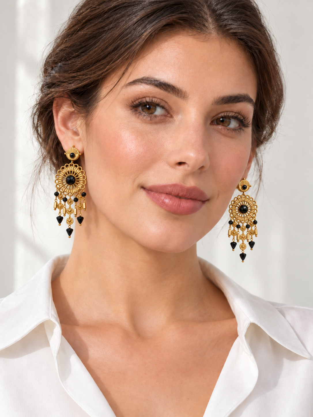Boucles d’oreilles pendantes rosaces et pampilles noires en acier inoxydable doré – 6,5 cm