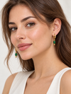 Boucles d’oreilles Créoles dorées texturées avec perle ovale suspendue, coloris noir, vert ou violet