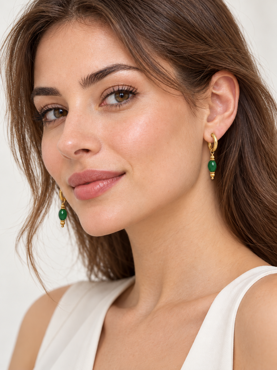Boucles d’oreilles Créoles dorées texturées avec perle ovale suspendue, coloris noir, vert ou violet