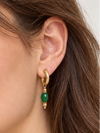 Boucles d’oreilles Créoles dorées texturées avec perle ovale suspendue, coloris noir, vert ou violet