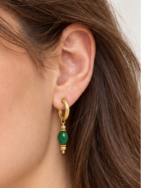 Boucles d’oreilles Créoles dorées texturées avec perle ovale suspendue, coloris noir, vert ou violet