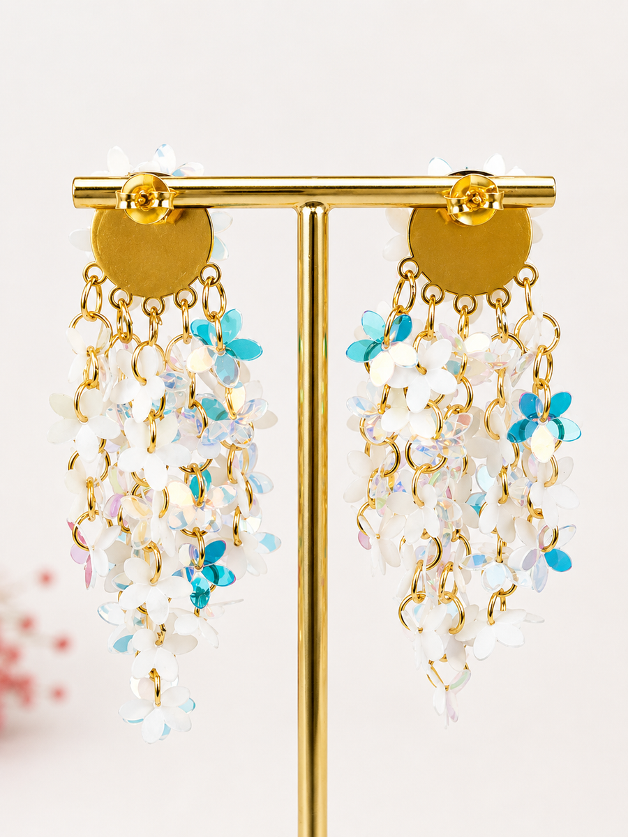 Boucles d’oreilles pendantes fleurs blanches et bleu ciel – Longueur 8 cm