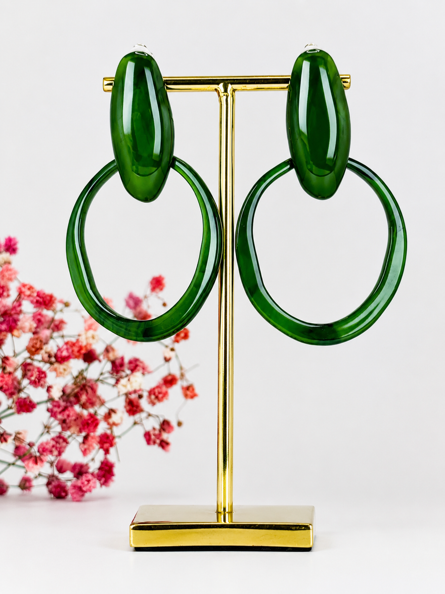 Boucles d'oreilles Clips Rondes creuses en Résine marron ou verte.