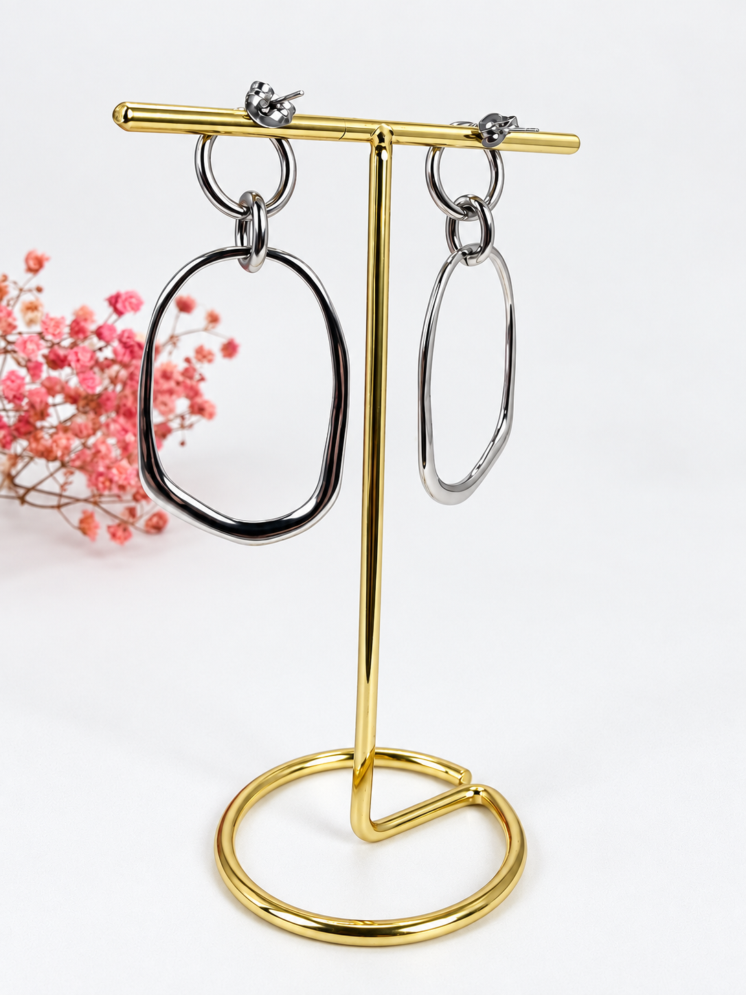 Oorbellen, fijne ketting en kleine metalen kraal, lange minimalistische – Goudkleurig roestvrij staal.