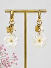 Boucles d’oreilles fleurs nacrées et perles – Acier inoxydable doré