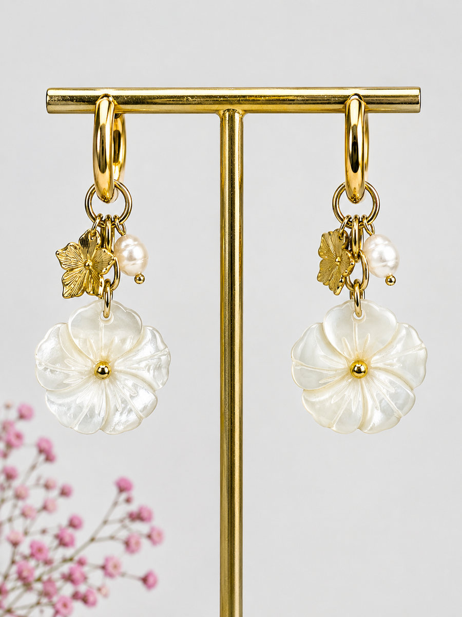 Boucles d’oreilles fleurs nacrées et perles – Acier inoxydable doré