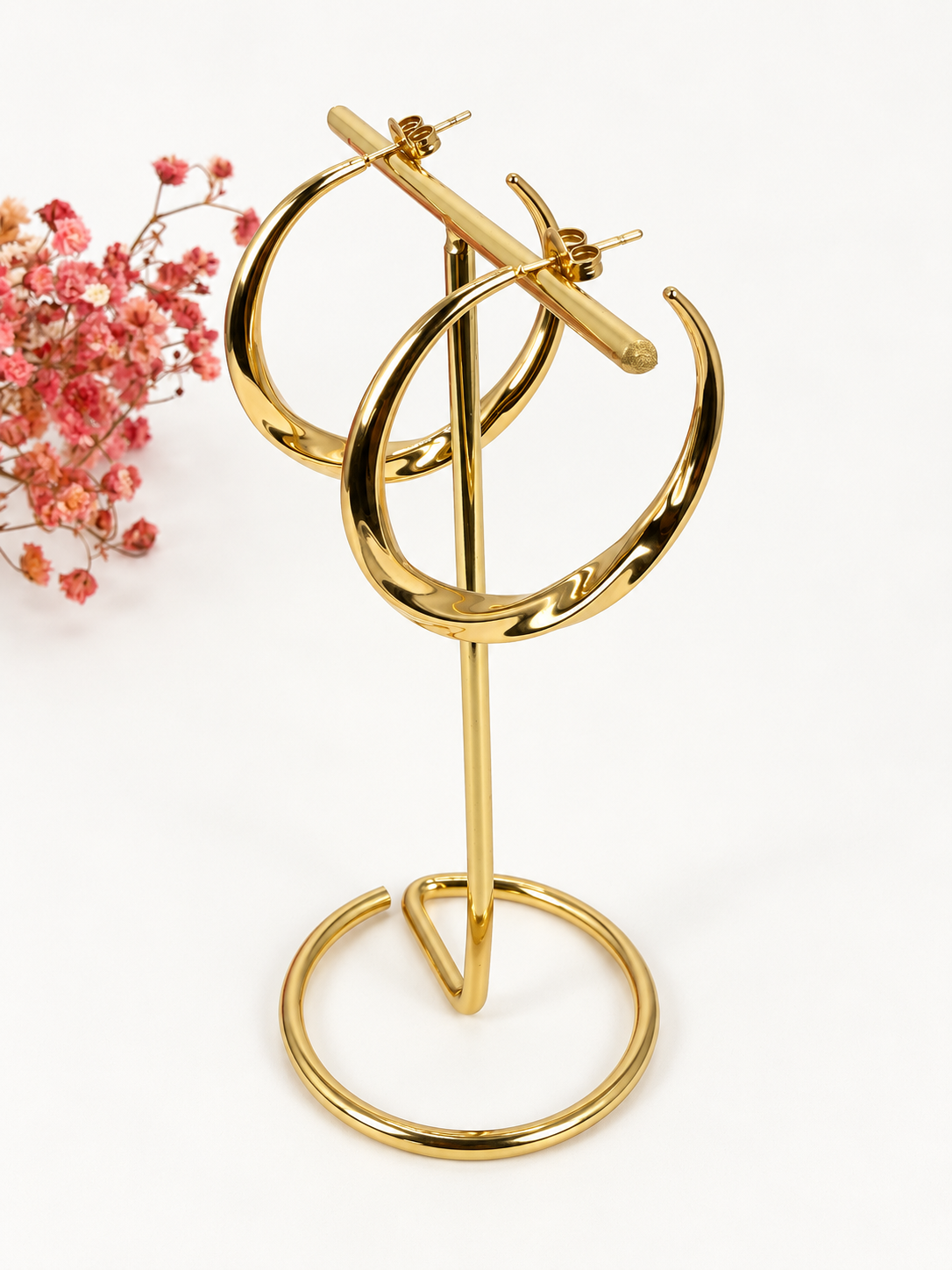 Goudkleurige golvende oorbellen van roestvrij staal – Sculpturaal design en moderne glans.