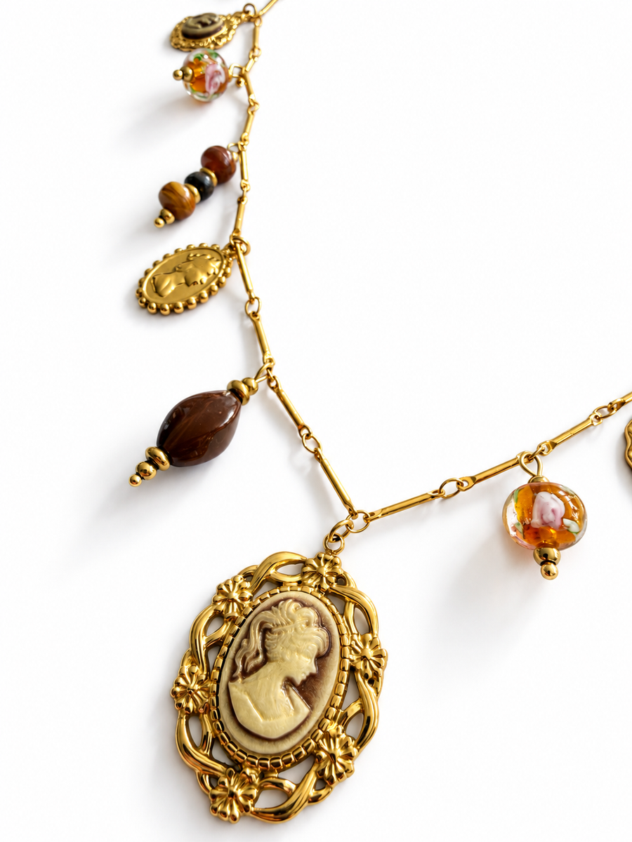 Collier Sautoir camée doré à breloques et perles fleuries en acier inoxydable