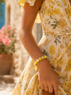 Bracelet perles jaunes médaillon doré – Élégance solaire de l’été