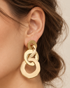 Boucles d’oreilles pendantes à anneaux entrelacés dorés – 6 cm