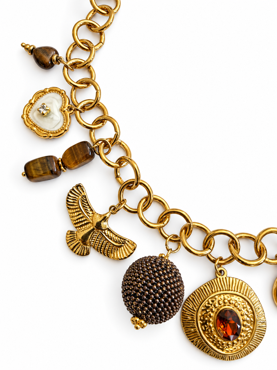 Verstellbare Halskette mit goldenem und rotem Herz – Barock & Sakralstil, braune Perlen.