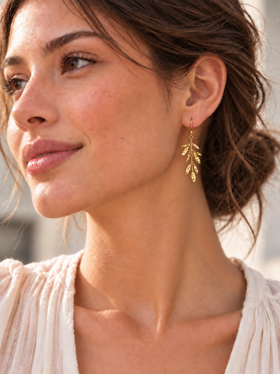 Feine Kettenohrringe mit kleiner Metallperle, lange minimalistisch – Vergoldeter Edelstahl.