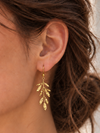 Feine Kettenohrringe mit kleiner Metallperle, lange minimalistisch – Vergoldeter Edelstahl.