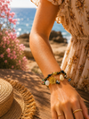 Armband Charm schwarzes vergoldetes Band – Perlen & Blumenanhänger