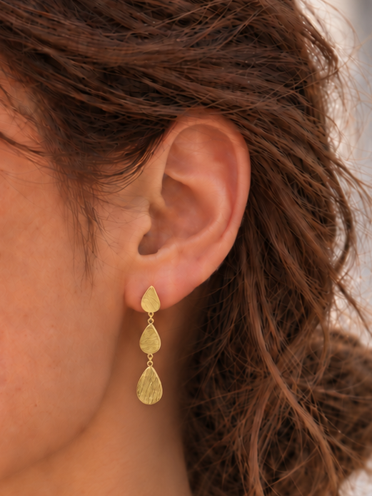 Feine Kettenohrringe mit kleiner Metallperle, lange minimalistisch – Vergoldeter Edelstahl.