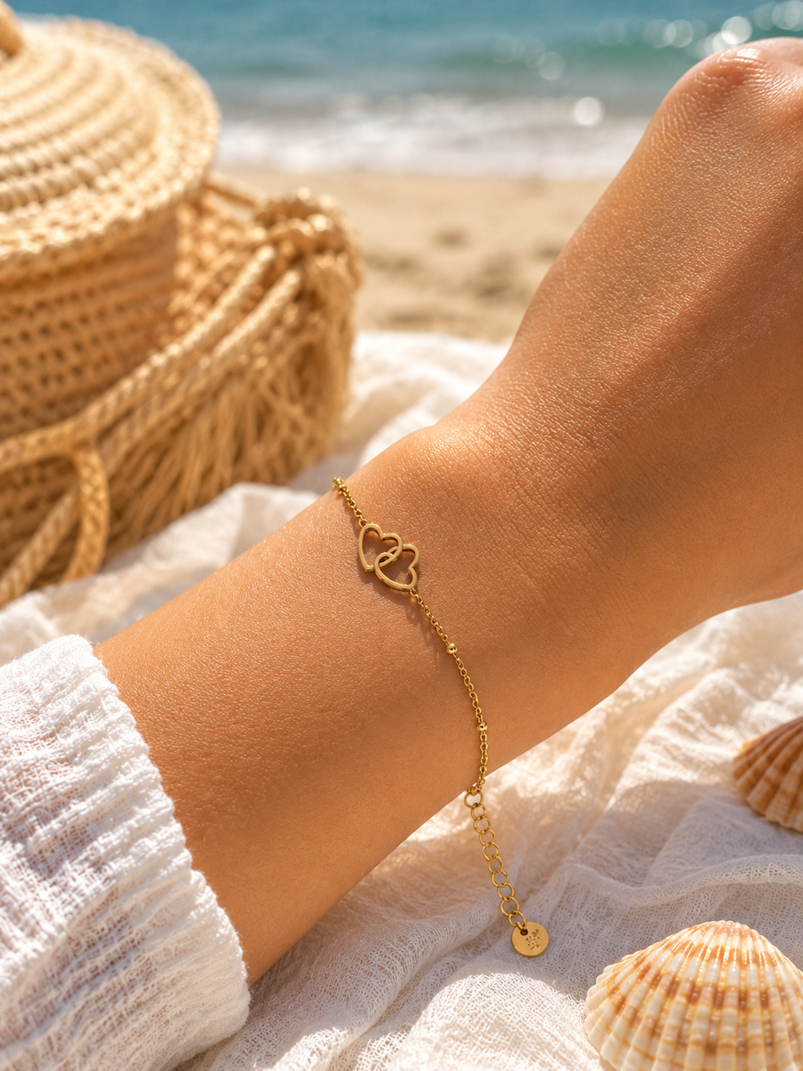 Bracelet fin cœurs dorés entrelacés en acier inoxydable – bijou femme élégant et intemporel