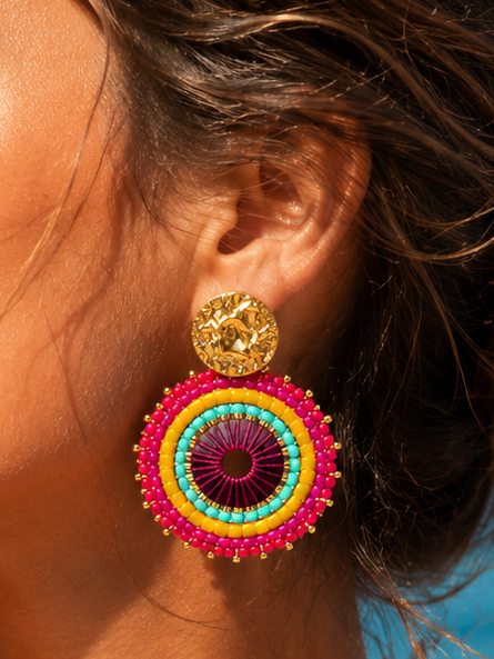 Boucles d’oreilles bohèmes perlées rose fuchsia et turquoise – diamètre 4 cm
