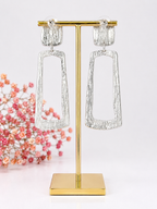 Boucles d'oreilles pendantes Rectangle, dorées ou argentées.