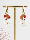Boucles d'oreilles fleurs nacrées et breloques – acier inoxydable doré