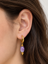 Boucles d’oreilles Créoles dorées texturées avec perle ovale suspendue, coloris noir, vert ou violet