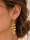 Boucles d’oreilles pendantes feuilles martelées dorées – 6,5 cm