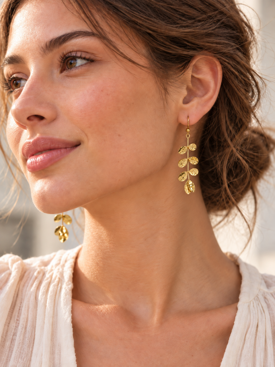Boucles d’oreilles pendantes feuilles martelées dorées – 6,5 cm
