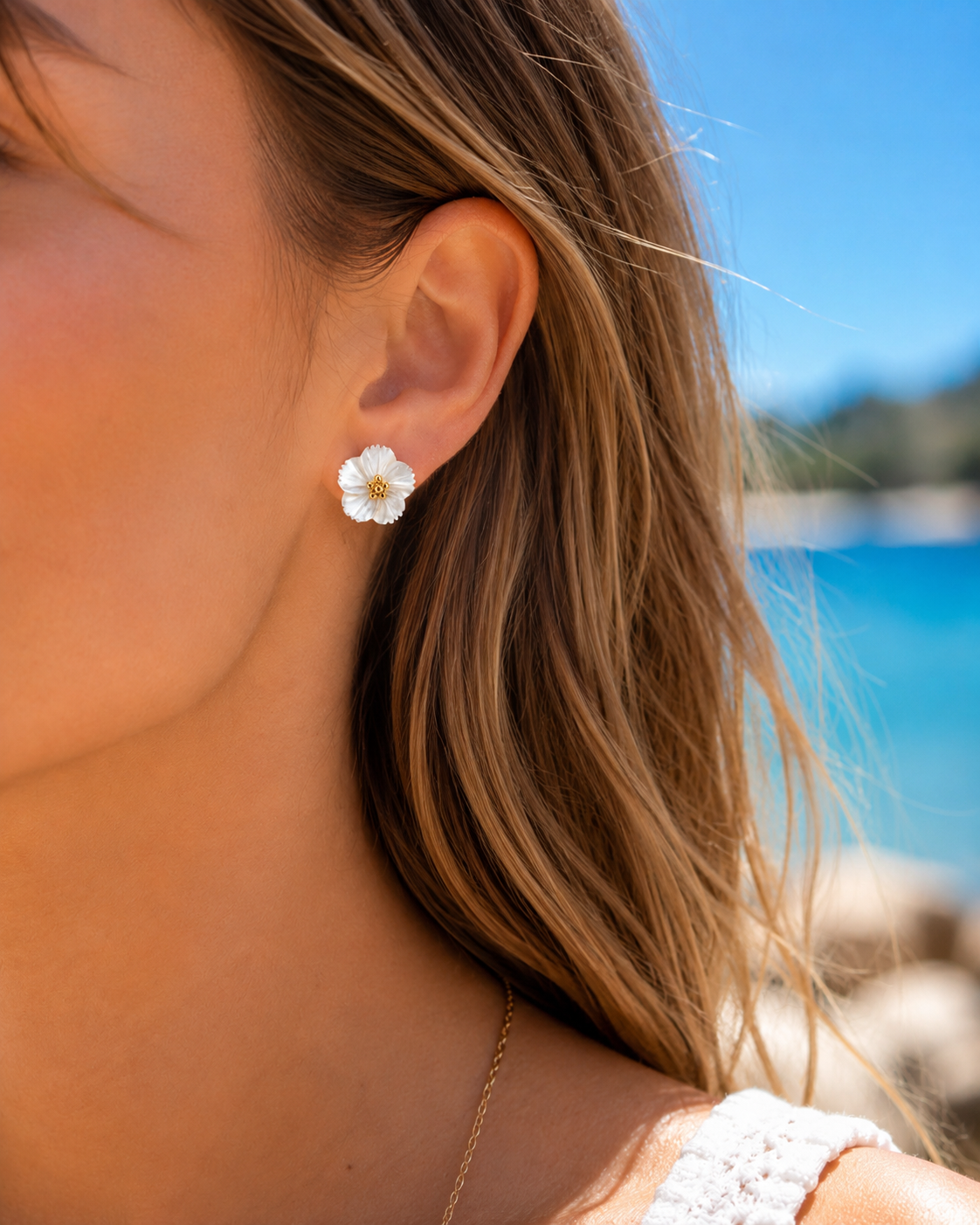 Boucles d’oreilles minimalistes en nacre – Fleur délicate 1,5 cm