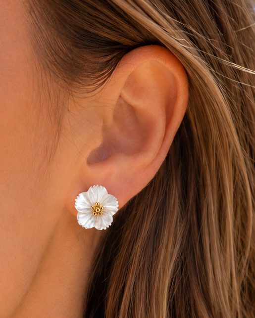 Minimalistische oorbellen van parelmoer – Delicate bloem 1,5 cm